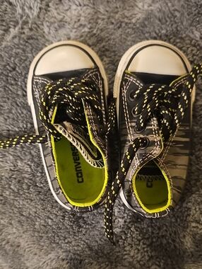 Converses infant/toddler size 4
